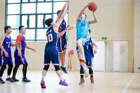 湖人主场141：116大胜老鹰终结3连败！詹姆斯31+9+10，东契奇27+12